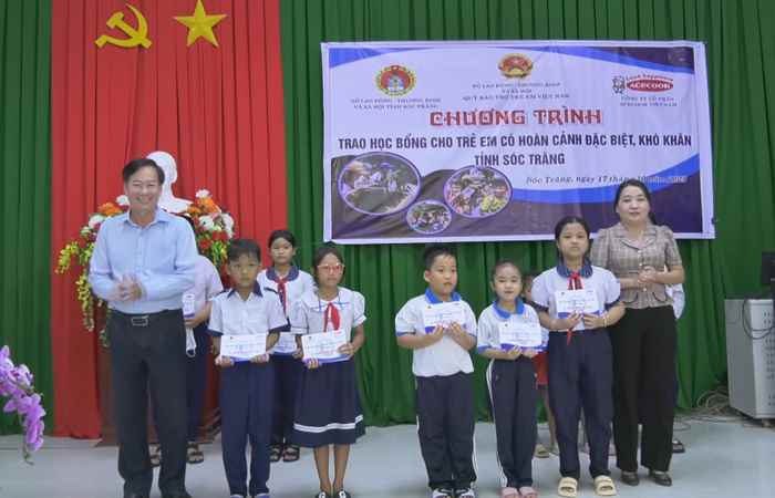 Kế Sách: Giám sát Chương trình “Gói mì hạnh phúc” và trao học bổng cho học sinh nghèo xã Kế An